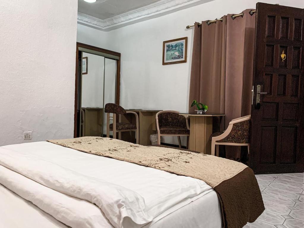 Hill View Hotel West Airport Άκρα Εξωτερικό φωτογραφία