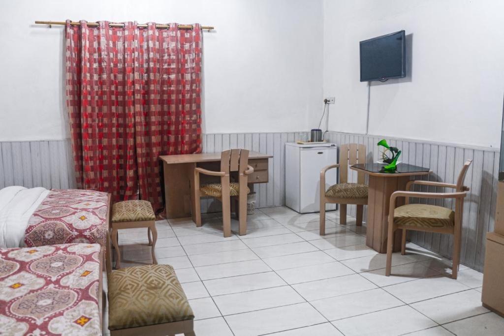 Hill View Hotel West Airport Άκρα Εξωτερικό φωτογραφία