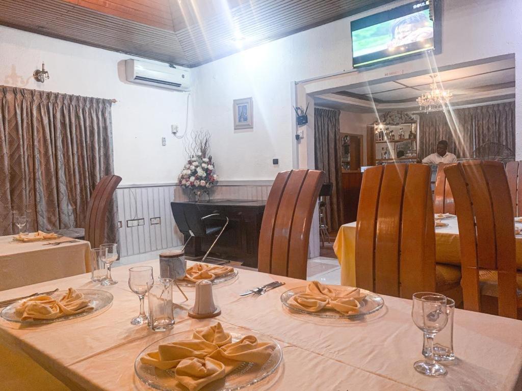 Hill View Hotel West Airport Άκρα Εξωτερικό φωτογραφία