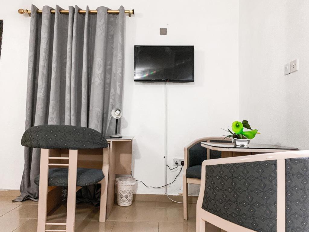 Hill View Hotel West Airport Άκρα Εξωτερικό φωτογραφία