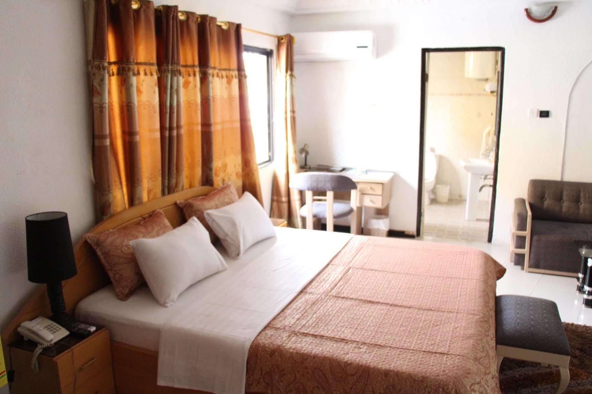 Hill View Hotel West Airport Άκρα Εξωτερικό φωτογραφία